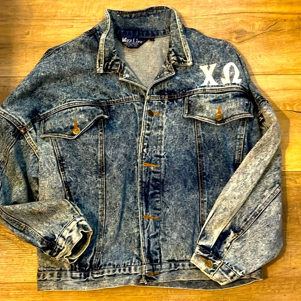 CHI-Omega we are Chi-O’s vintage Jean Jacket Mizz Lizz Size:M ❤️🧡